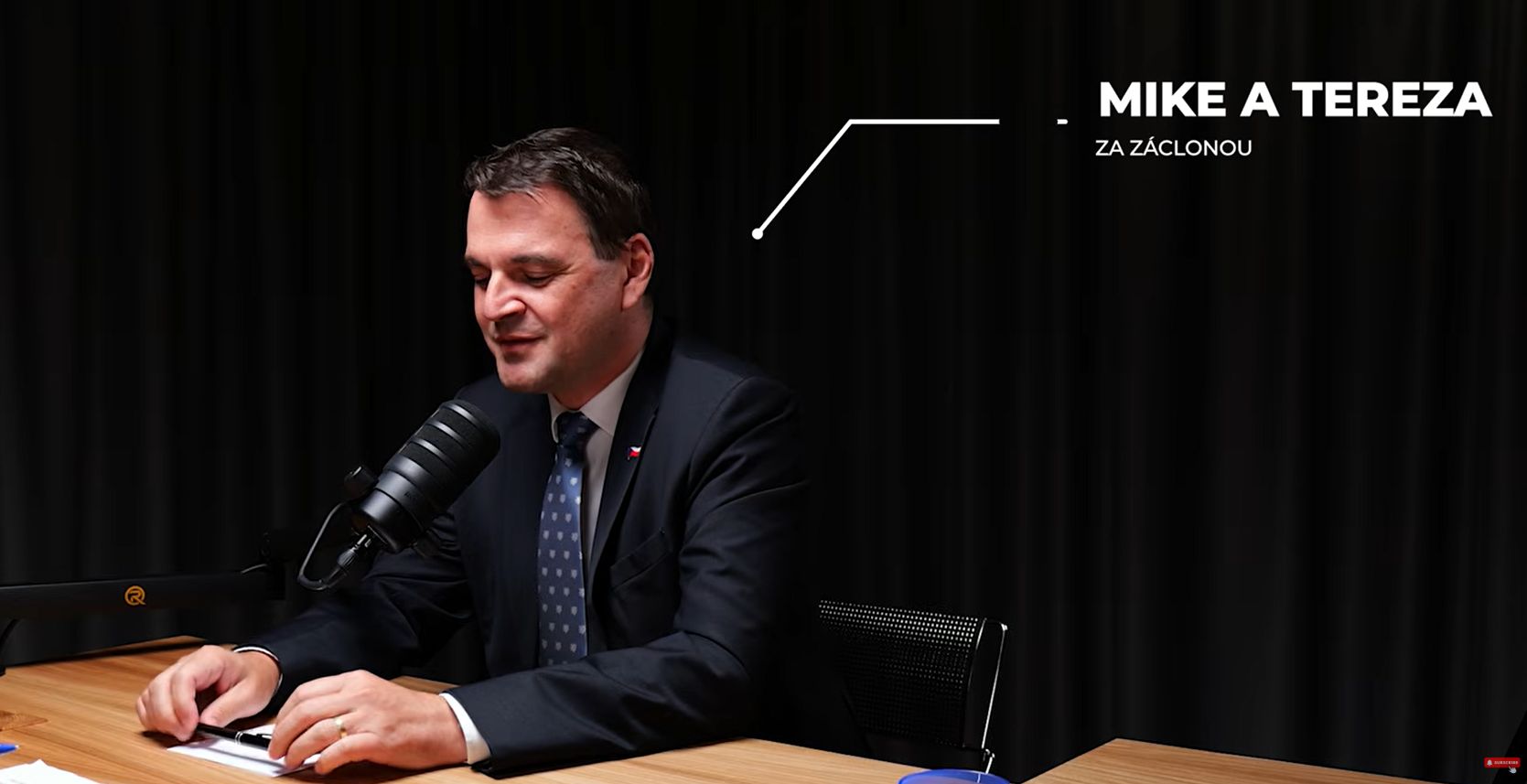 Petr Macinka u stolu; popiska Mike a Tereza za záclonou z videa Detektivní party.
