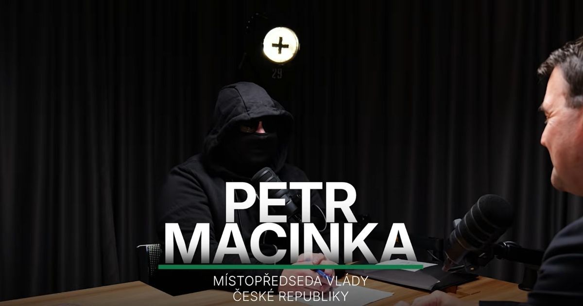 Muž v kukle vystupující jako Thomas Paukner na záběru z rozhovoru s Petrem Macinkou.