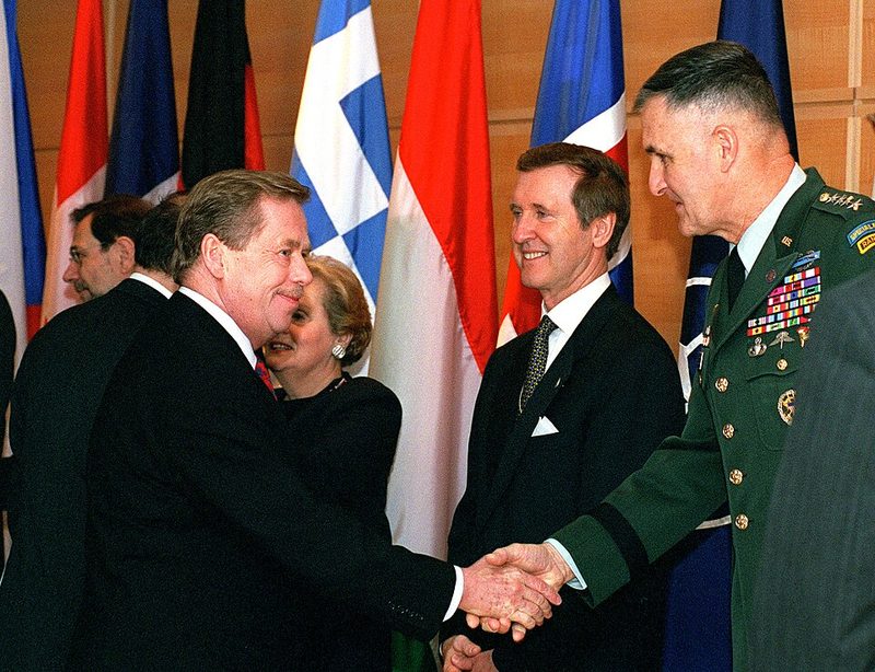 Generál Henry Shelton vítá Václava Havla na summitu NATO ve Washingtonu 23. dubna 1999