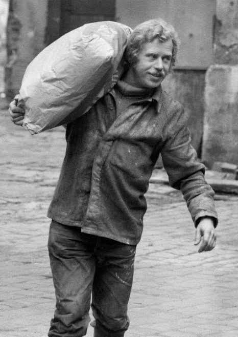 Václav Havel nese pytel na dvoře trutnovského pivovaru, 1974