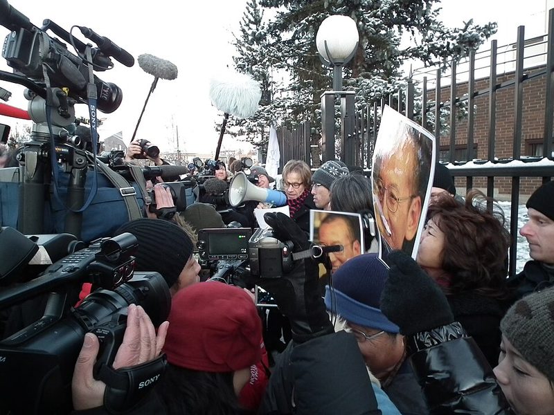 Demonstranti s portrétem Liou Siao-poa před čínským velvyslanectvím v Oslu 9. prosince 2010