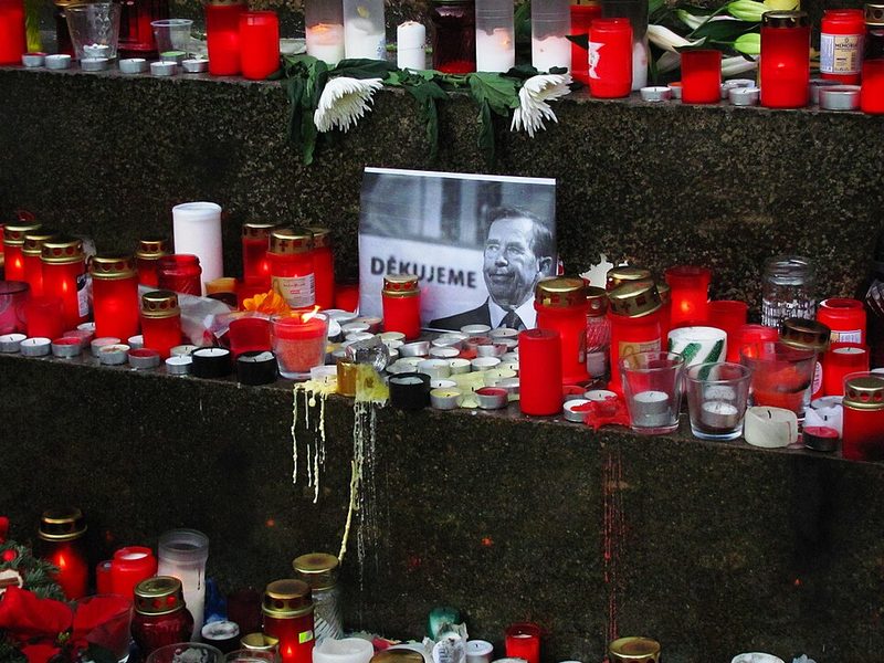 Svíčky a Havlova fotografie s nápisem Děkujeme na Václavském náměstí 19. prosince 2011