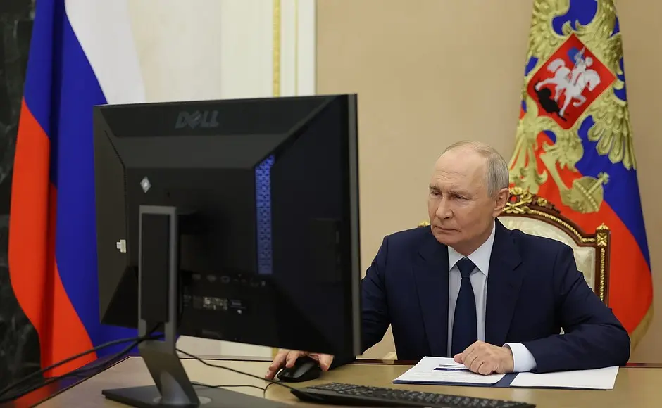 Vladimir Putin hlasuje u počítače ve své pracovně v Kremlu