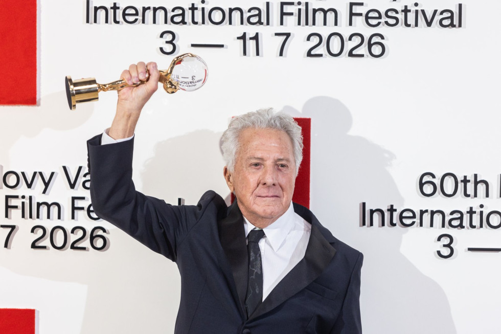 Dustin Hoffman drží Křišťálový glóbus na 60. ročníku KVIFF